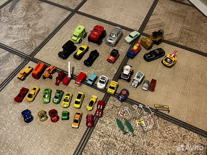 Машинки 40 штук и знаки