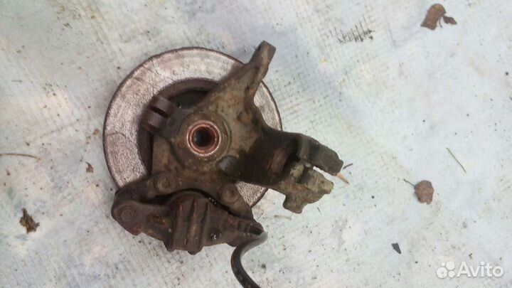 Кулак поворотный левый Пежо 206 1.4