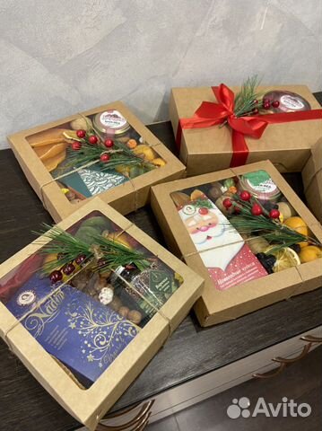 Подарок на Новый год / Коробка с орехами, мёдом