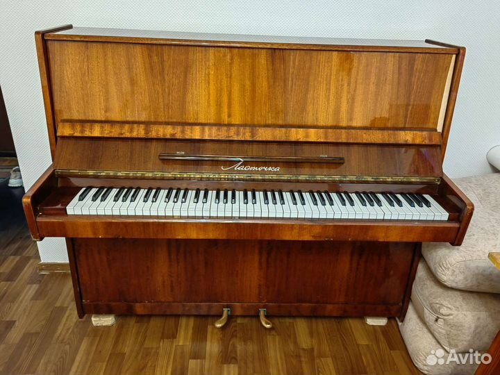 Продам Фортепиано Ласточка