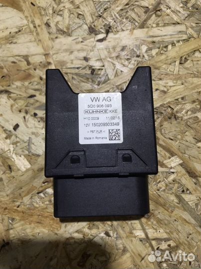 Блок управления бензонасосом Skoda Octavia A7