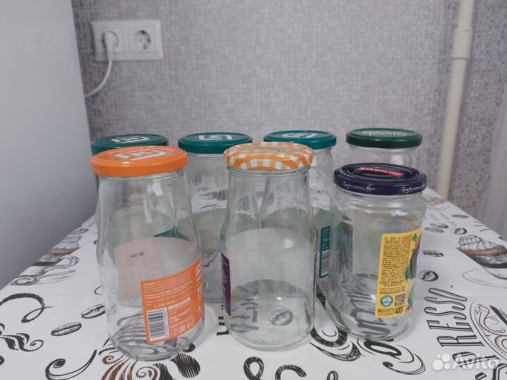 Банки стеклянные и бутылки с крышками
