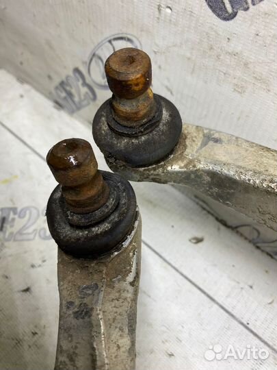 Рычаг передний верхний Volkswagen Passat B5