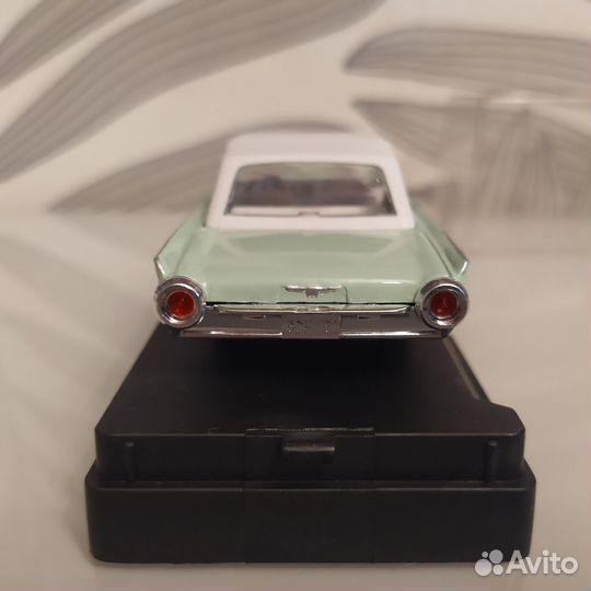 Модель автомобиля ford thunderbird 1961 1/43