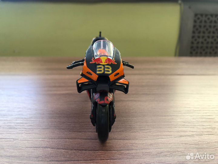 Maisto 1:18 - Мотоцикл Red Bull KTM Factory Racing