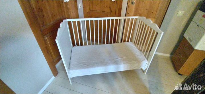 Кроватка Икеа для новорожденных и одежда бонусом