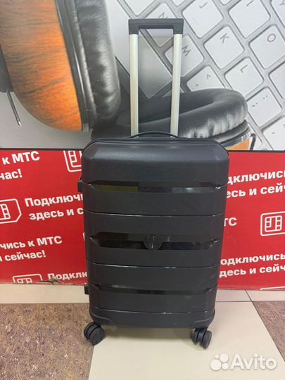 Большой чемодан на колесах