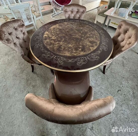 Кухонный стол и стулья