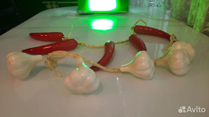 Декор Хеллоуин. Связки чеснока и острого перца