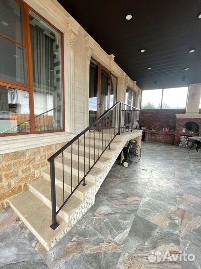 Металлические перила для крыльца