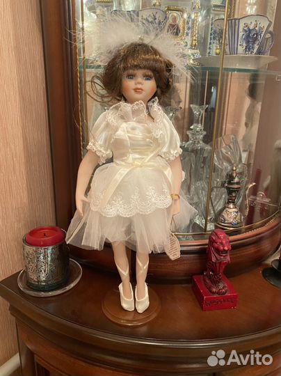 Кукла фарфоровая