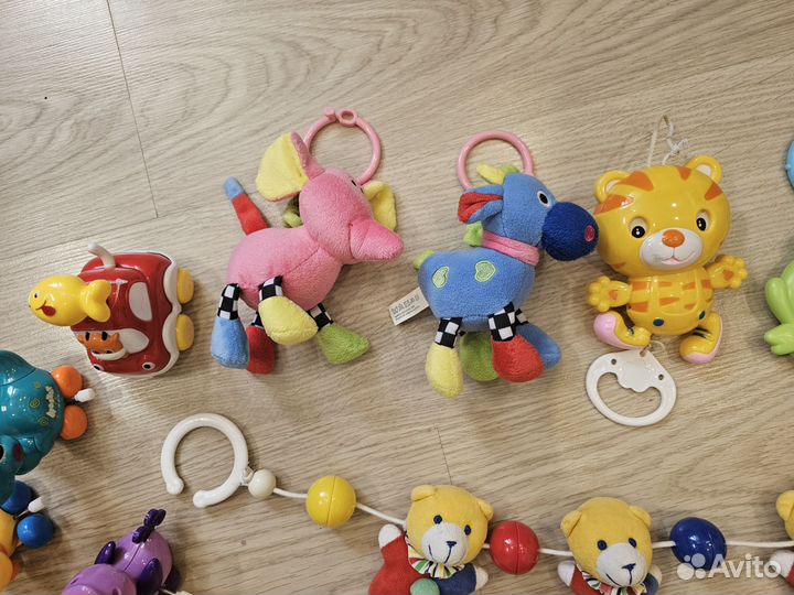 Игрушки пакетом малышам с рождения + коврик
