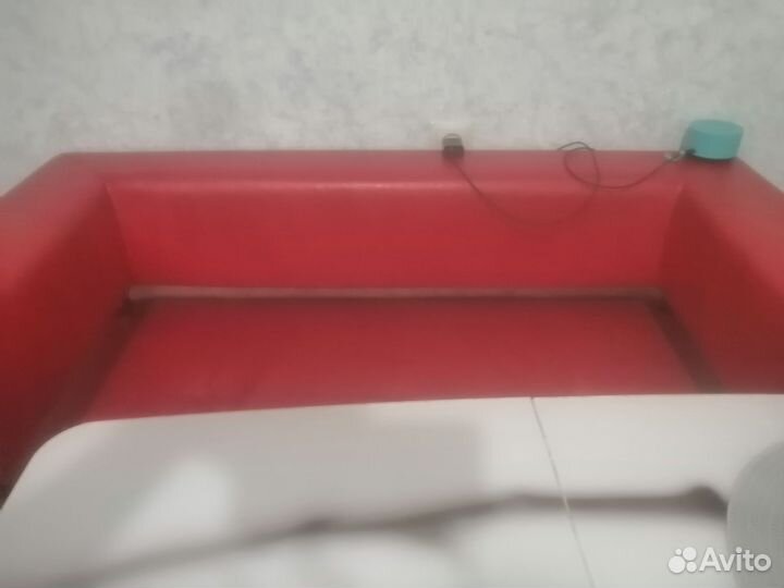 Кожаный диван