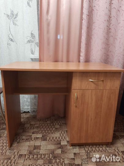 Стол письменный(в хорошем состоянии)