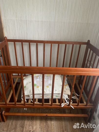 Детская кроватка с маятником