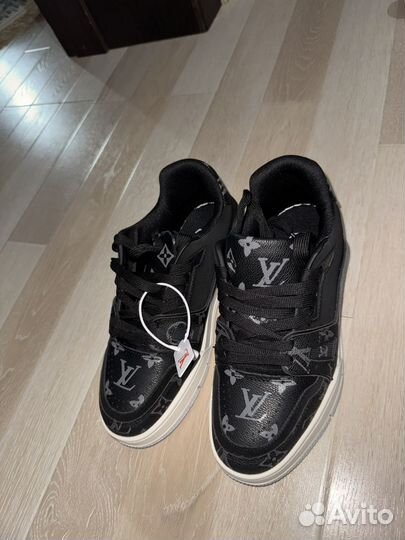 Кроссовки женские