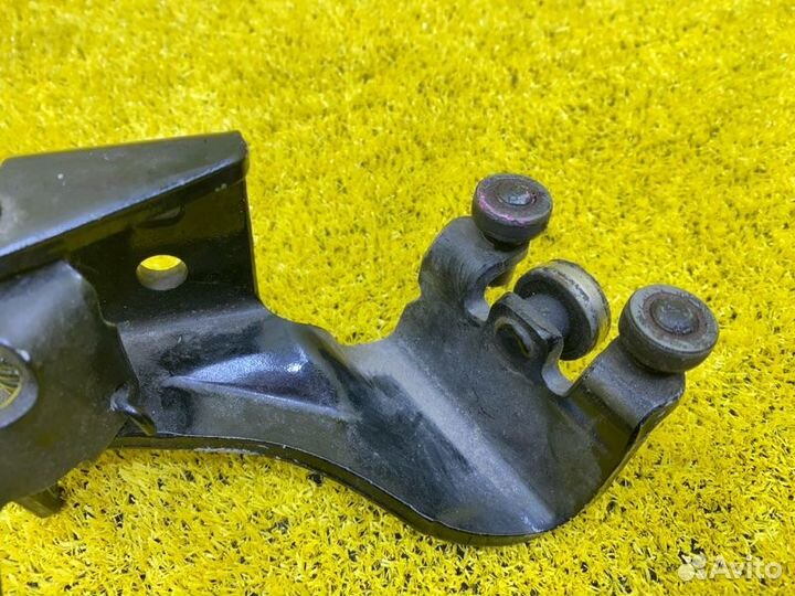 Ролик раздвижной двери задний левый Toyota 138790