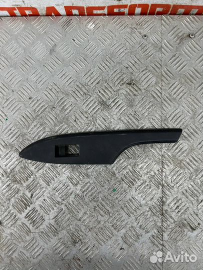 Накладка кнопки стеклоподъемника задняя левая Тойо