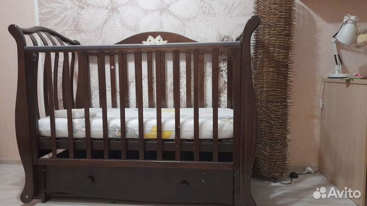 Детская кроватка с маятником