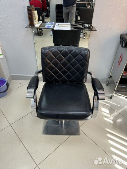 Кожанное парикмахерское кресло