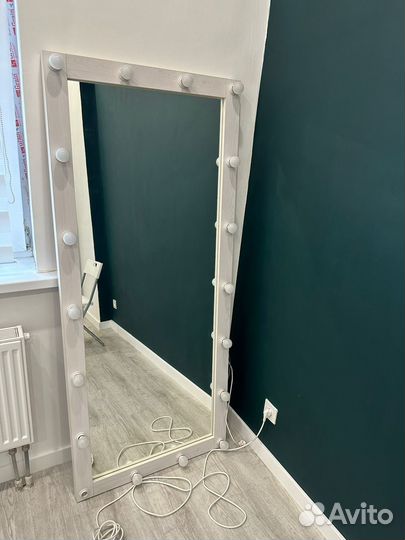 Гримерное зеркало с лампочками