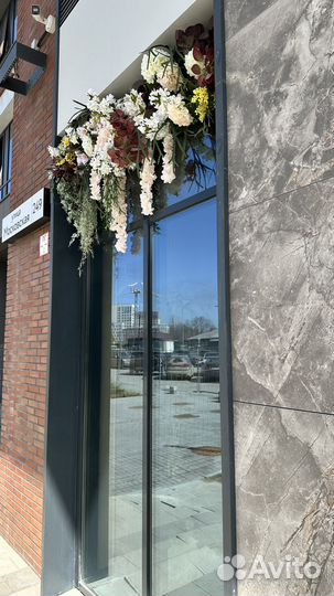 Оформление входной группы цветами