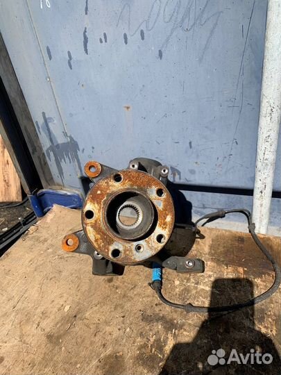 Кулак поворотный передний левый Bmw X3 E83 M54B25