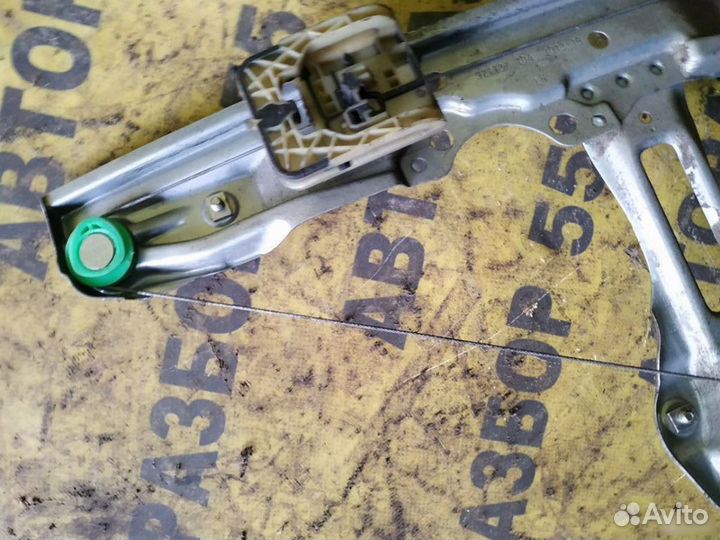 Ford Focus III Стеклоподъемник механ. задний левый