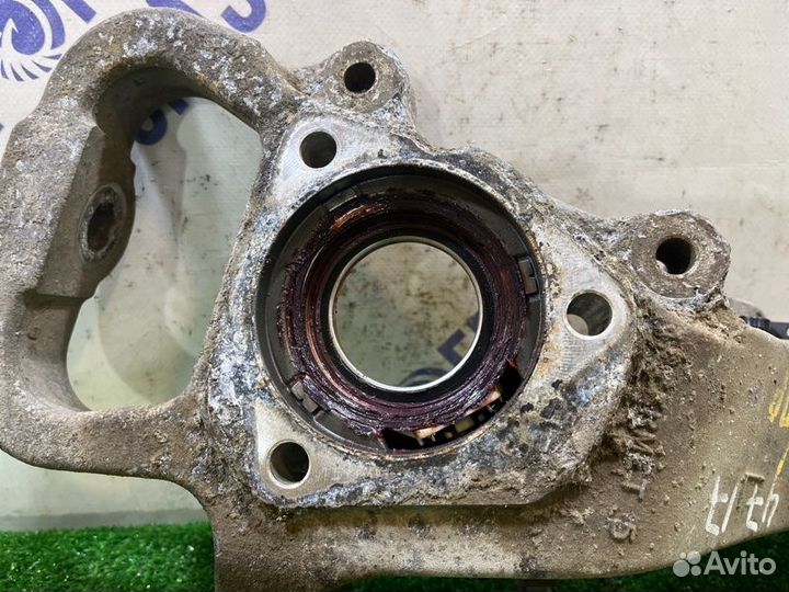 Поворотный кулак передний левый Cadillac Sts седан