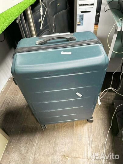 Пластиковые чемоданы на колёсах