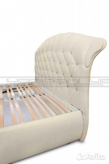 Кровать в мягкой обивке 