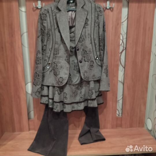 Костюм тройка женский 48 размер