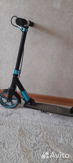 Самокат с ручным тормозом и передним амортизатором