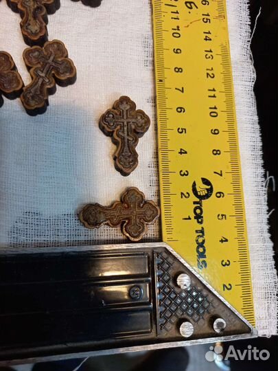 Крестик из янтаря в деревянном обкладе