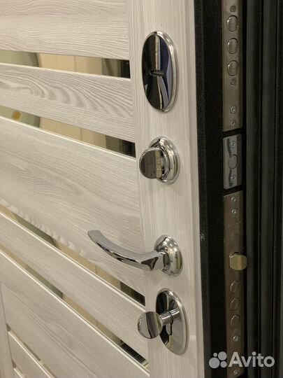 Дверь входная металлическая с зеркалом новая