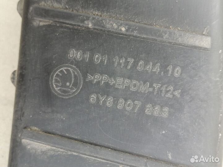 Направляющая заднего бампера Skoda Fabia 1