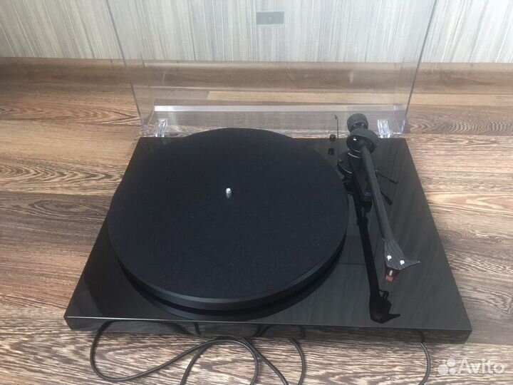 Проигрыватель винила Pro-Ject Debut Carbon