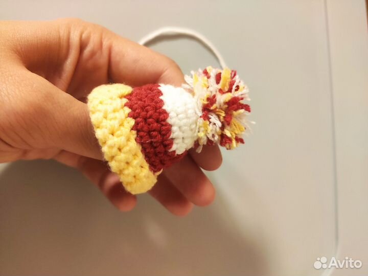 Вязанные сердечки и шапки