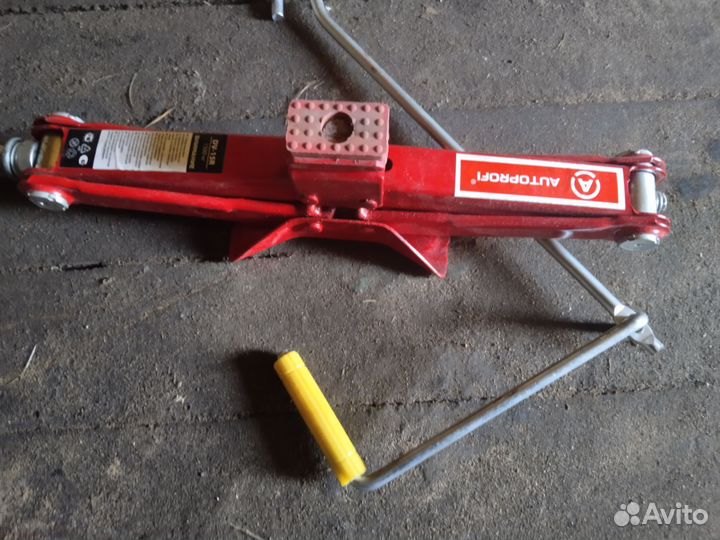 Домкрат автомобильный Autoprofi DV-15R