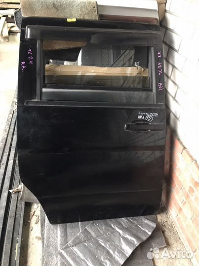 Дверь Nissan Serena C24