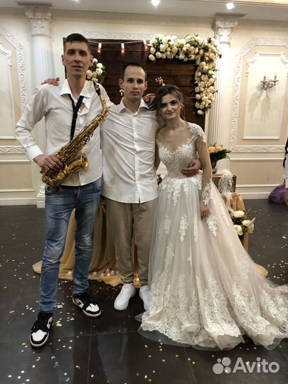 Саксофонист на праздник