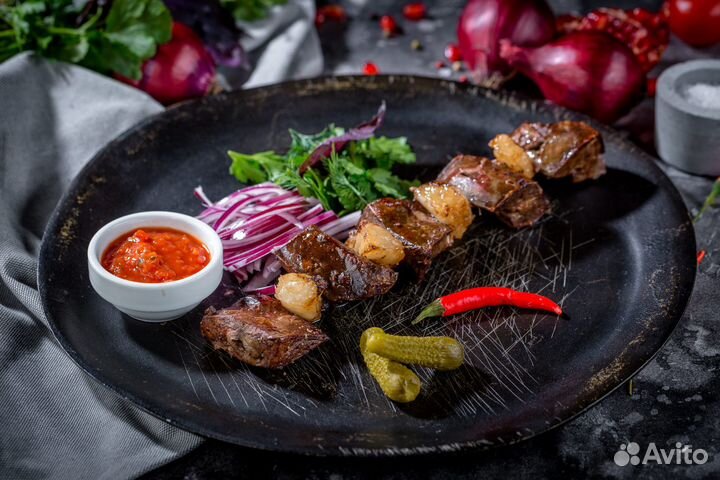 Повар мангальщик шашлычник