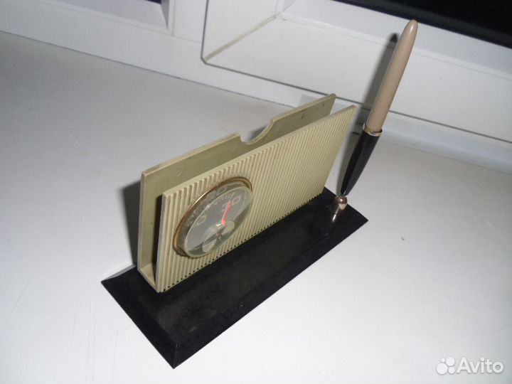 Настольная подставка с термометром и перьевой ручк