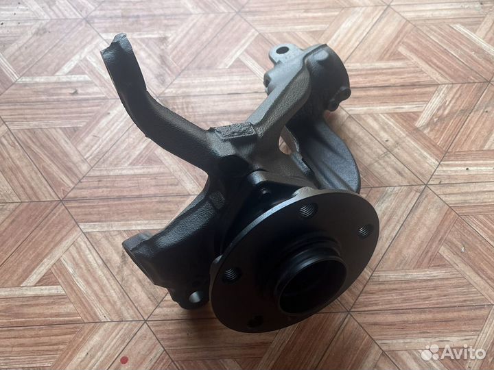 Поворотный кулак Передний правый Skoda octavia