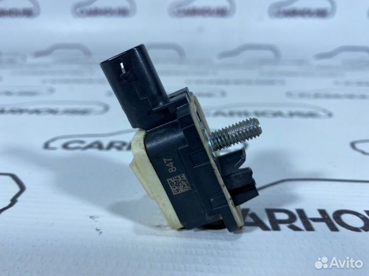 Датчик удара передний левый Volkswagen Touareg NF