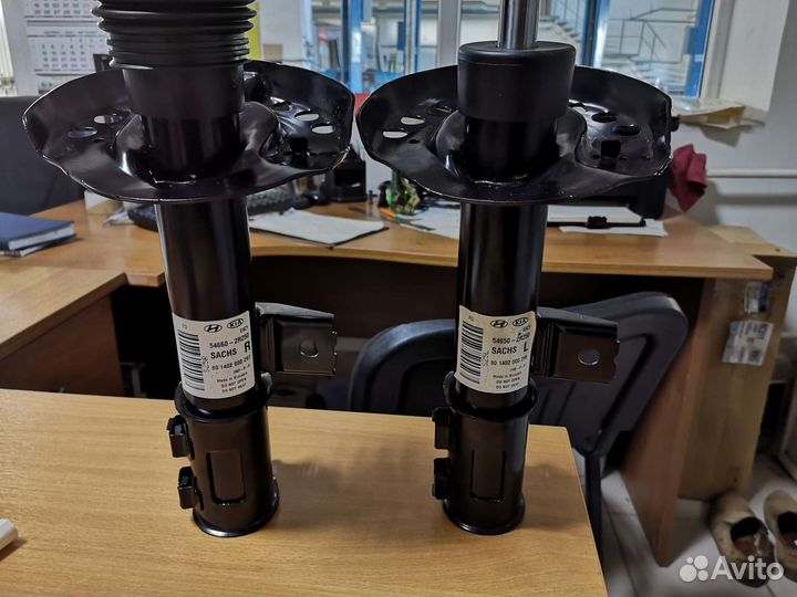 Стойка амортизатора передняя правая 54660-2R250