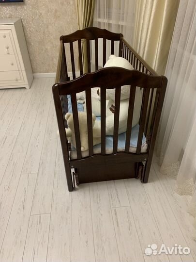 Детская кроватка с маятником