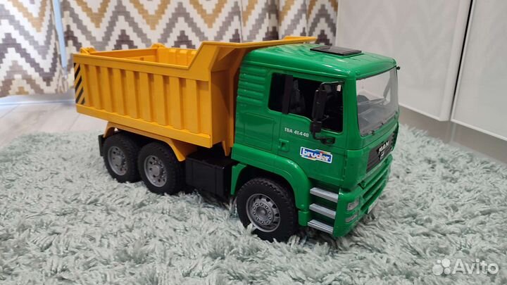 Машина самосвал Bruder