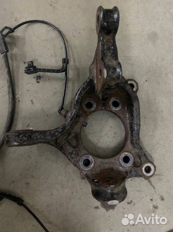 Кулак передний левый Toyota Camry 70