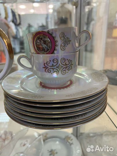 Красивый чайный сервиз. фарфор